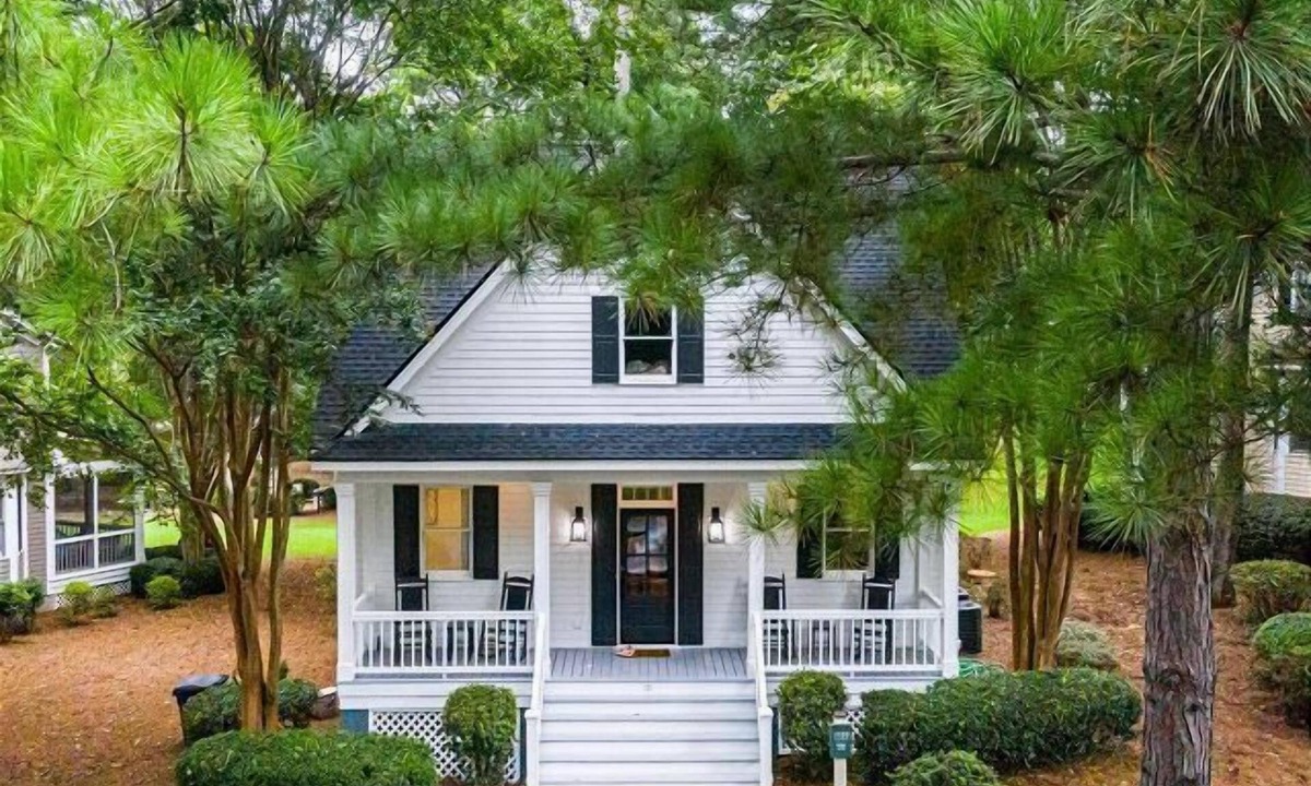 Greensboro House | Pet friendly Reynolds Lake Oconee Retreat with Common Areas and Dock Access.