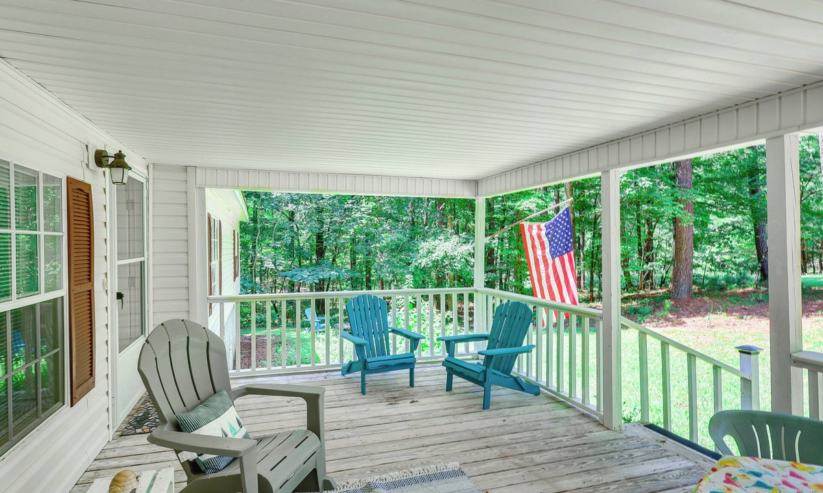 Milledgeville Cottage | Pet-friendly Sparta Retreat: Porches & Fire Pit!