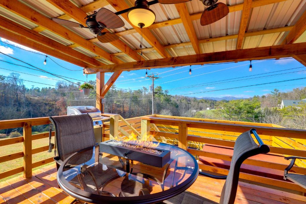 Marshall Apartment | Pet-Friendly Studio w/Hot Tub & Views in Marshall