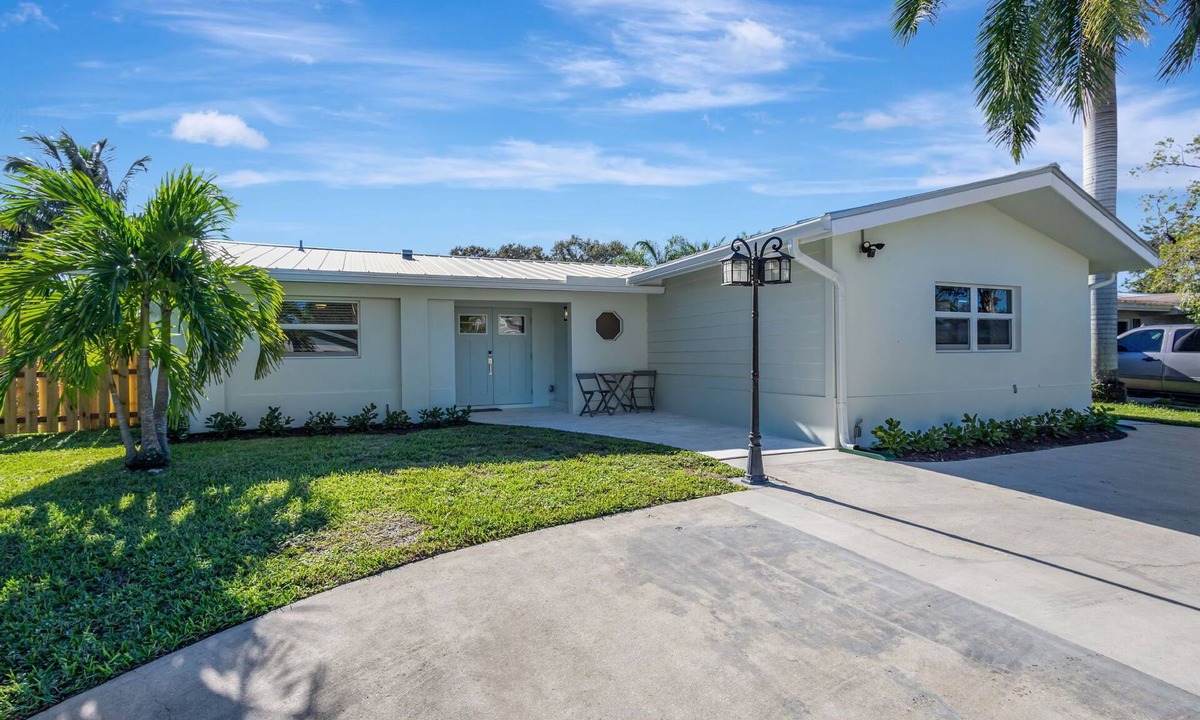 Hunt Club House | Pet Friendly Spacious 4 Bedroom House Near Beach - Sleeps 10