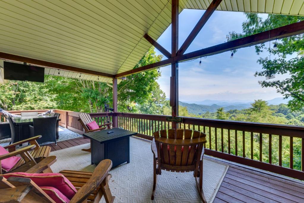 Waynesville House | Pet-Friendly Waynesville Retreat w/Hot Tub!