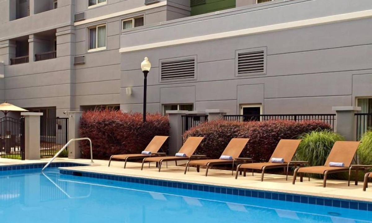 Home Park Hotel | Pets are Allowed Here! 3 Modern Units, Seasonal Outdoor Pool!