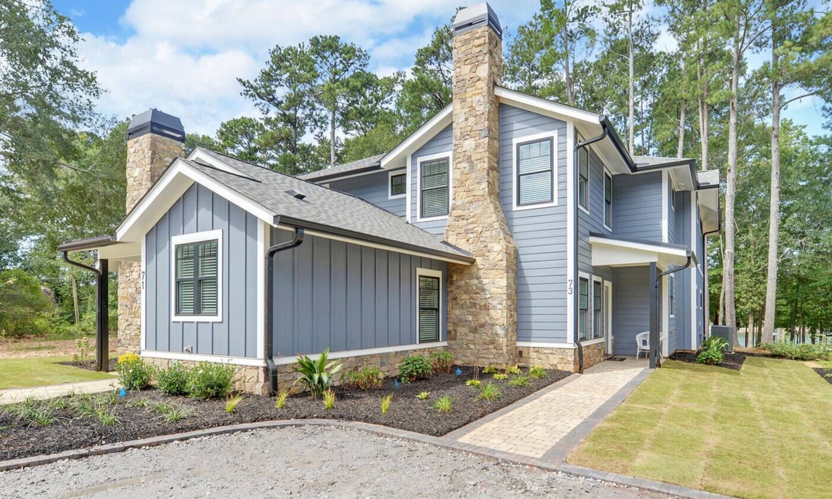 Hartwell House | Phenomenal Lake Hartwell waterfront 6-bedroom duplex townhome for 2 families!