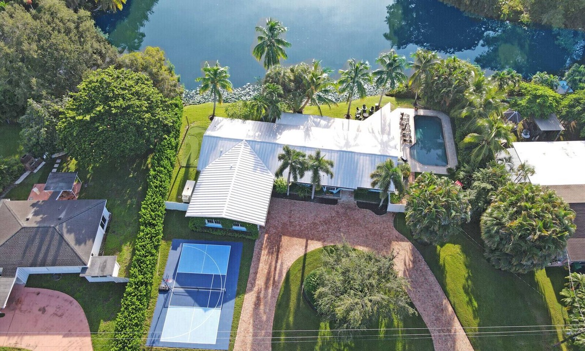 Glen Ridge House | Pickleball, Heated Pool, Sauna, Bar, Putting Green, Fire Pit!