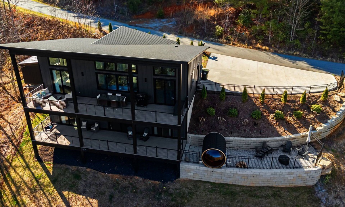 Hendersonville House | Pierre Vista: Modern, Luxury Mountain Retreat w/Sauna close to hiking/wineries!