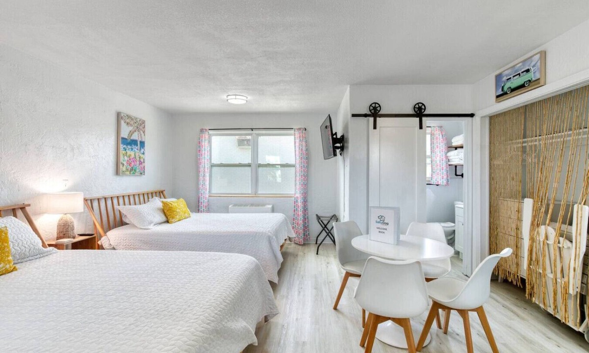 Bridgeport Heights Apartment | Pineapple Shores Retro Inn 2