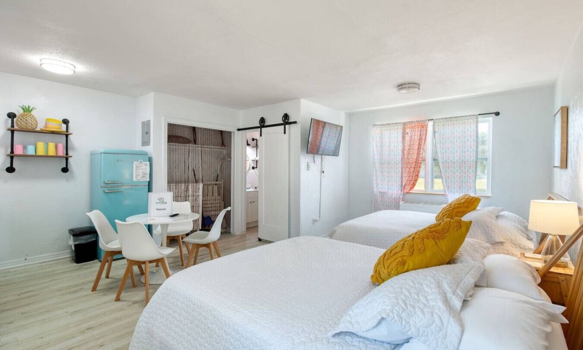 Bridgeport Heights Apartment | Pineapple Shores Retro Inn 5