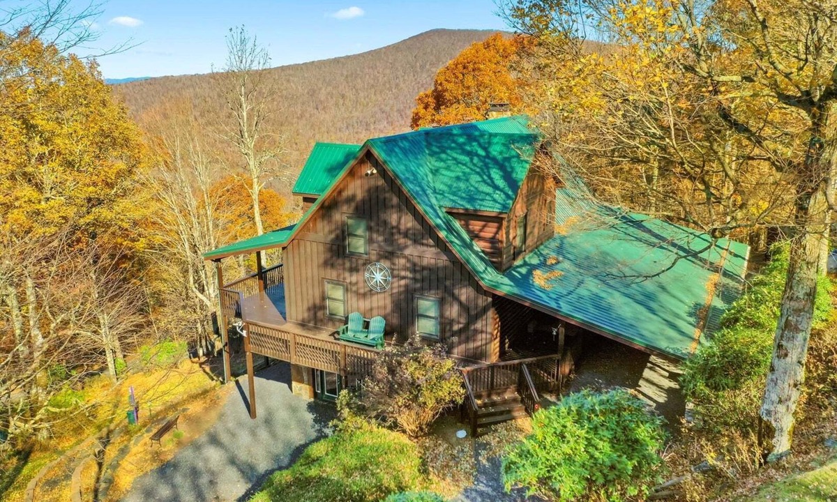 West Jefferson Cabin | Pinnacle Tree: Spacious 4BR cabin perfect for families and pet-friendly getaways.