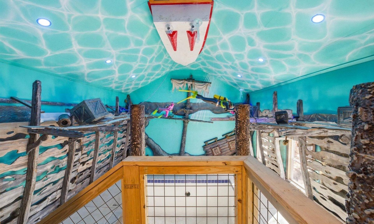 Caton Cabin | Pirate-Themed Indoor Pool Cabin Near Dollywood – Sleeps 12!