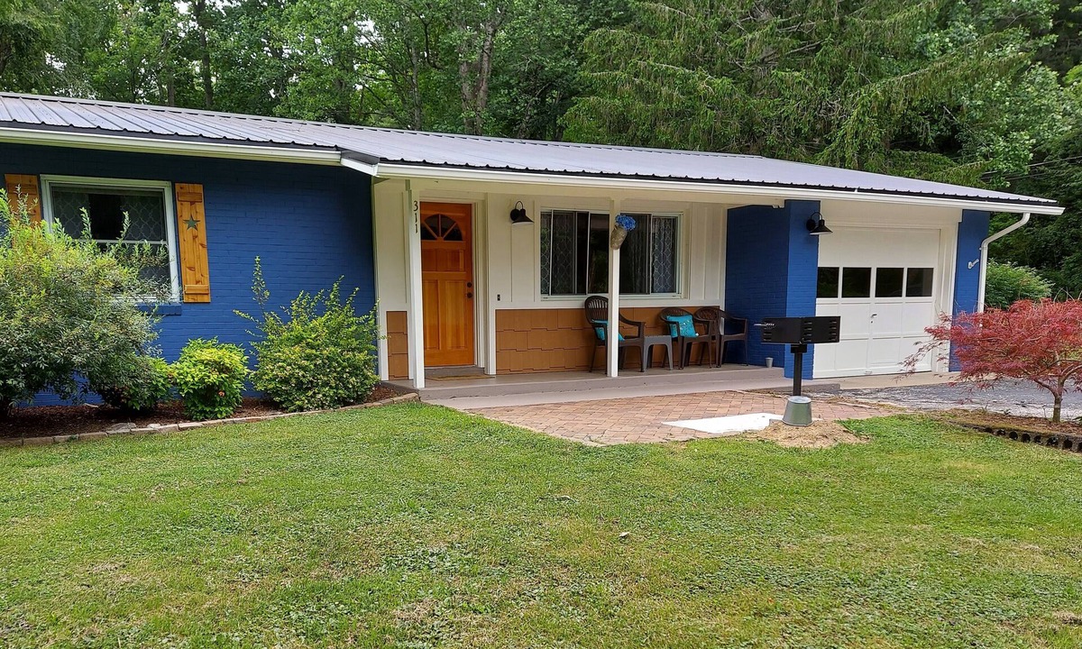 Penrose House | Pisgah Shadows Cottage - Hot Tub - Grill - Fireplace - WiFi - Pets OK