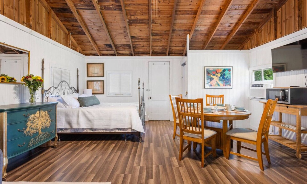 Barstow House | Plum Point Cottage #1