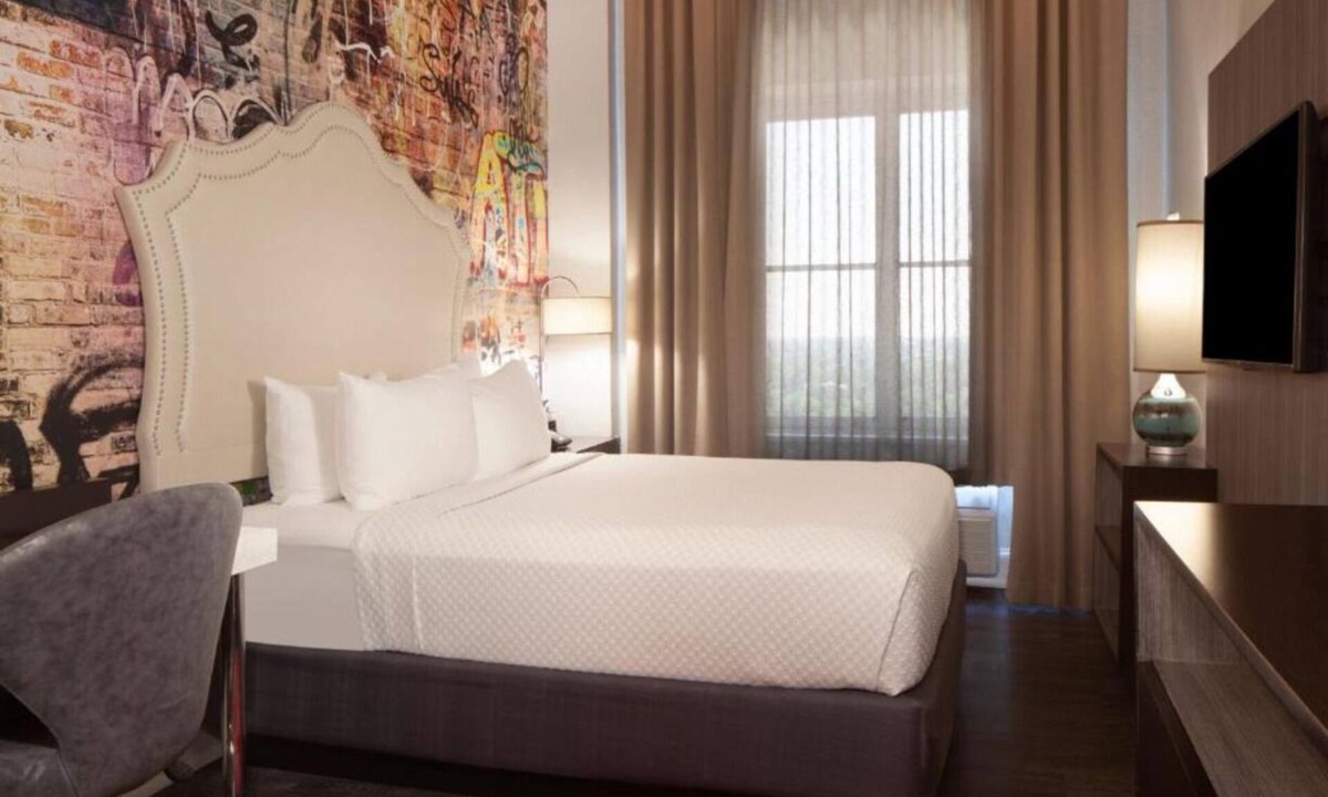 Midtown Hotel | Plush King Bed Stay, Hotel Indigo Atlanta – Unwind Near The Fox