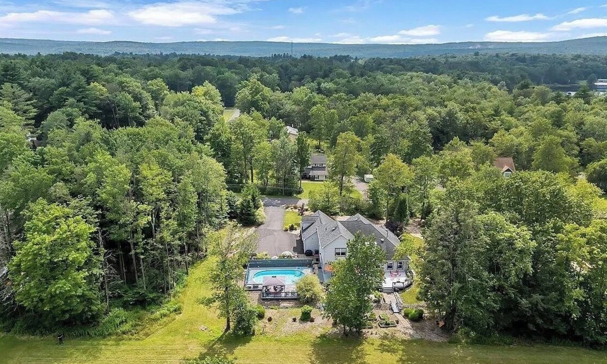 Blakeslee House | Poconos Spacious 6-bedroom house in marvelous Blakeslee wPool Gamerooms Hot Tub