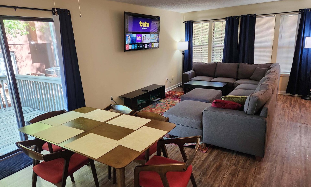 Tallahassee House | POOL-2 miles to FSU-Twin Kings En Suite Baths 2/2.5