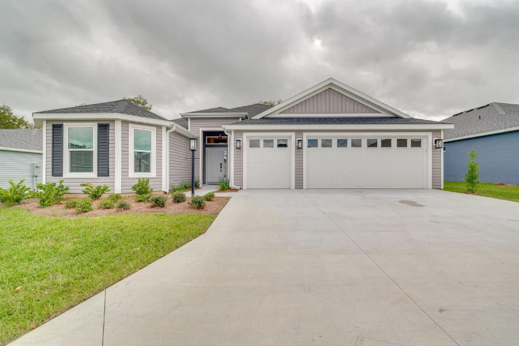 Okahumpka House | Pool Access and Screened Patio Home in The Villages