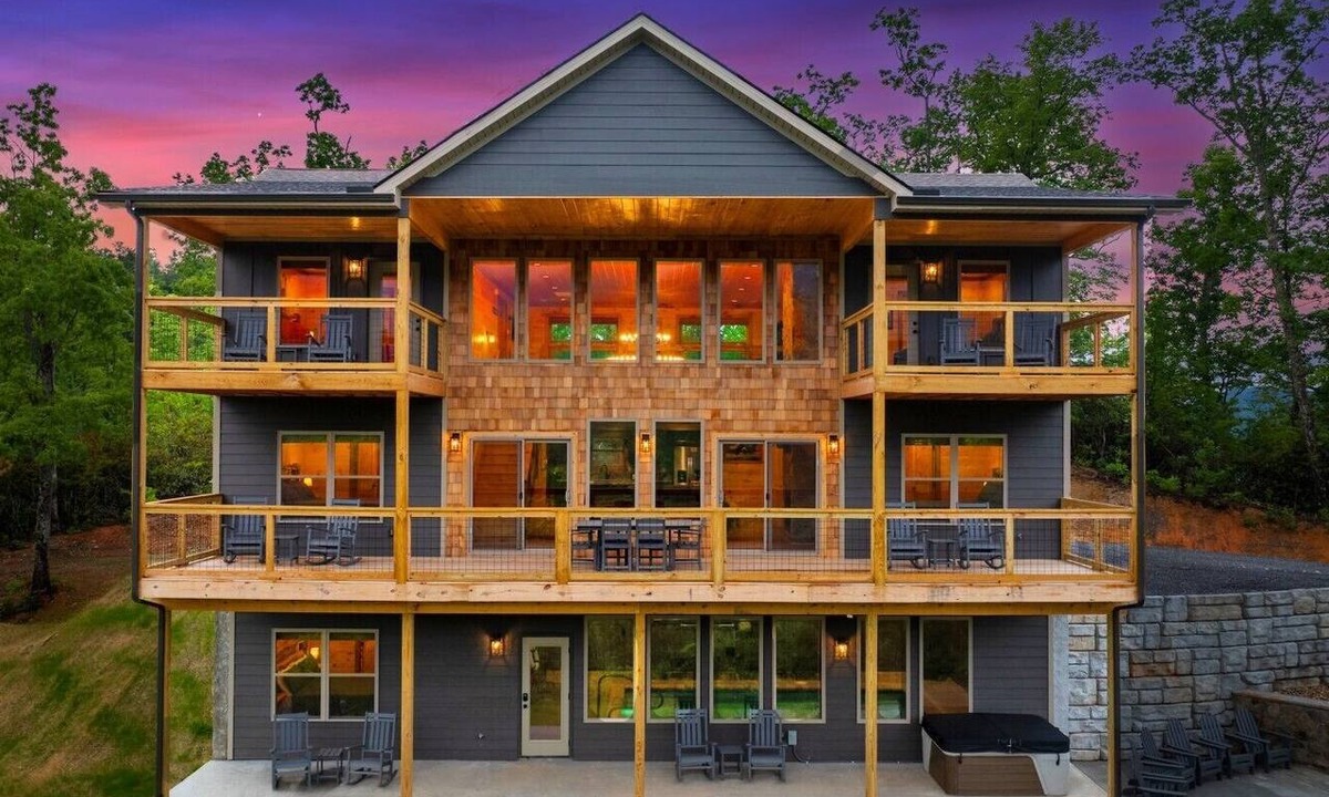 Rocky Grove Cabin | Pool Cabin with 5 King Bedrooms