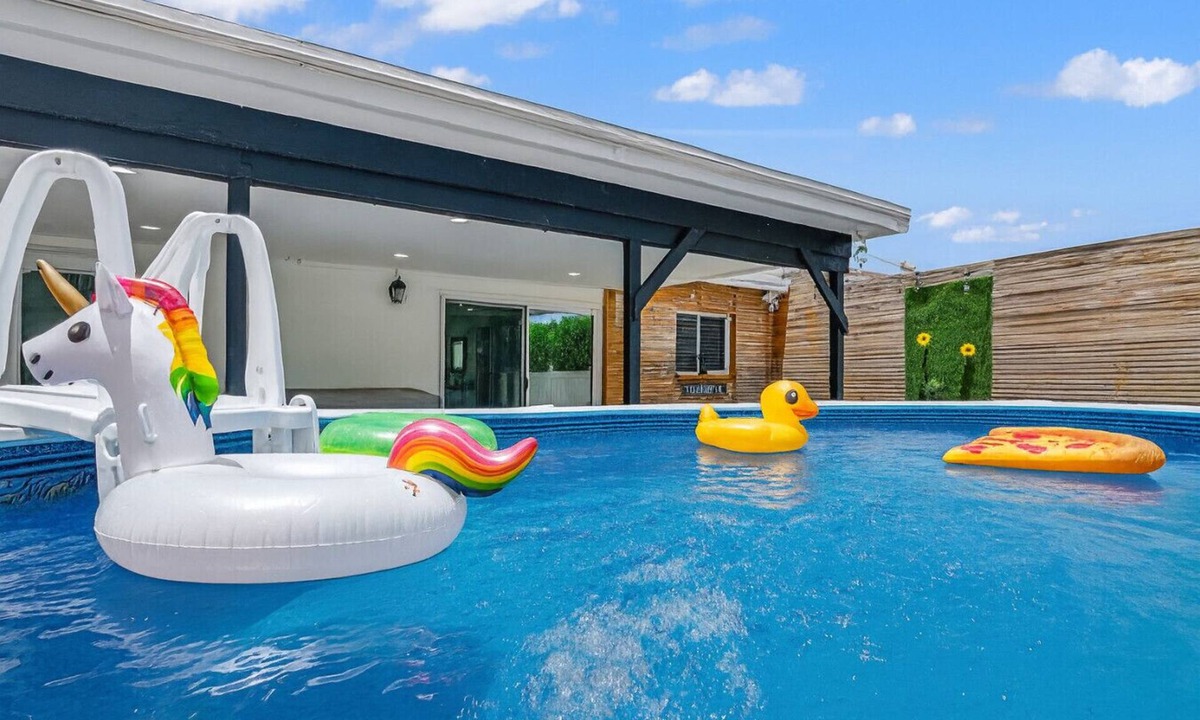 Kendale Lakes Villa | Pool & Canal-View Townhouse | Miami Oasis + BBQ