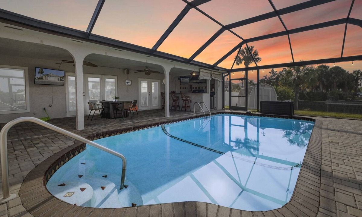 Spring Hill House | Pool-Dock-Kayaks-Outdoor Kitchen-Ping Pong! Waterfront paradise <3