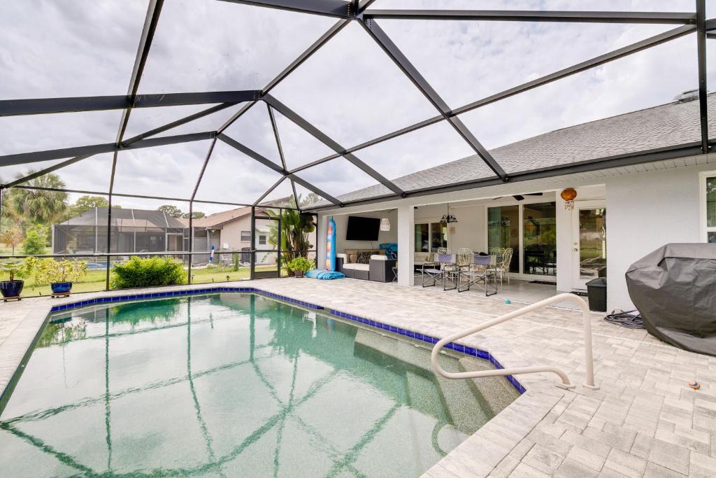 Spring Hill House | Pool, Grill and Golf Course Views Spring Hill Stay!