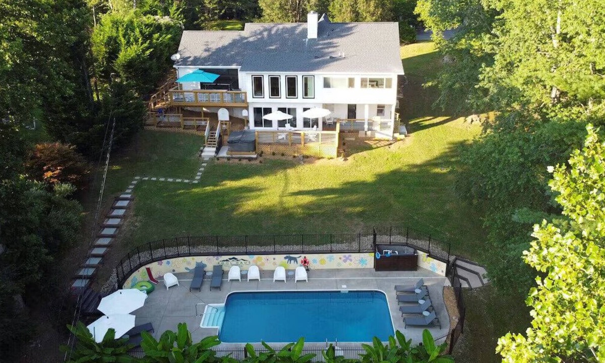 Hendersonville House | Pool 🏊‍♂️ Hot Tub 💦 Game Room 🎯 Family & Pet Friendly 🐾