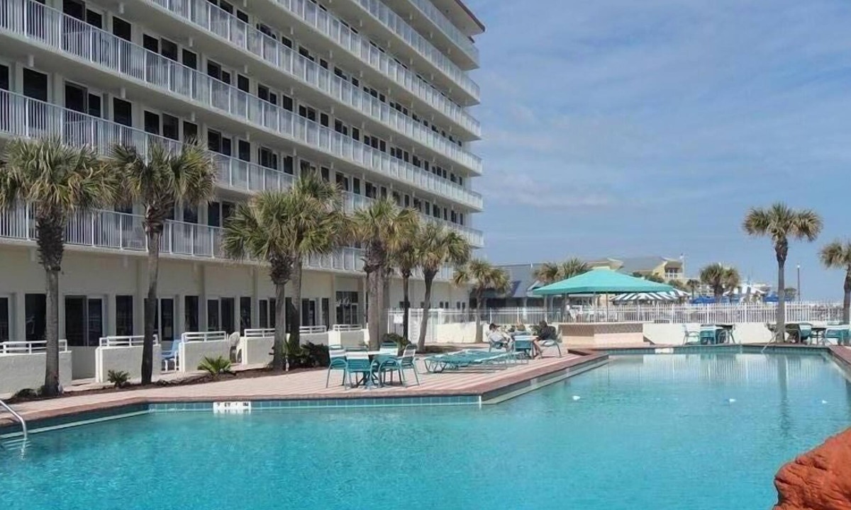 Lenox Park Condo | POOL IS OPEN. Jan's Comforts of HOME Direct Oceanfront