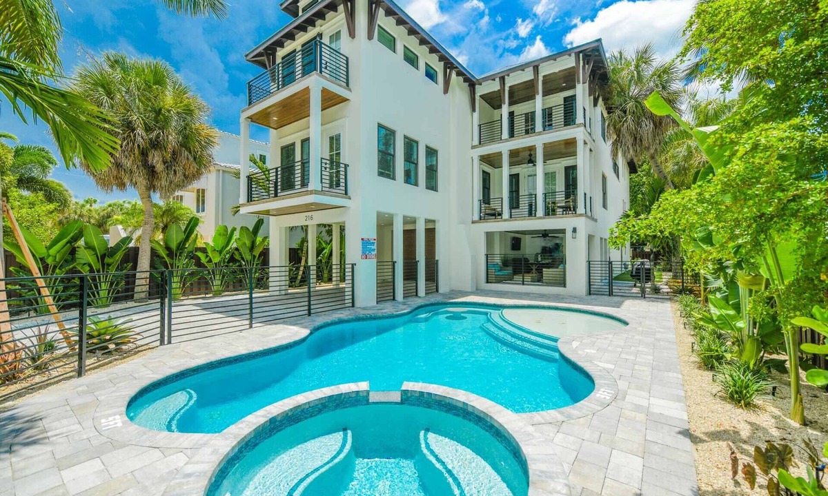 Saint Armands Key House | Pool, Putting Green, Steps to Shopping, & Tons of Living Space -The Shore House