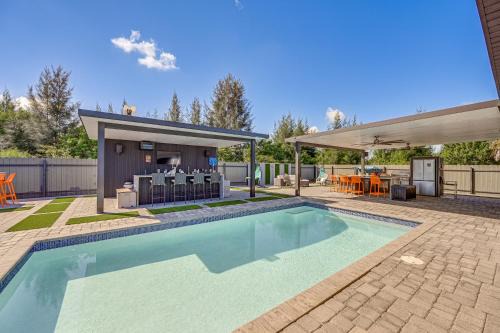Mariner House | Poolside Lounge w/Bar & Kitchen: Cape Coral Home
