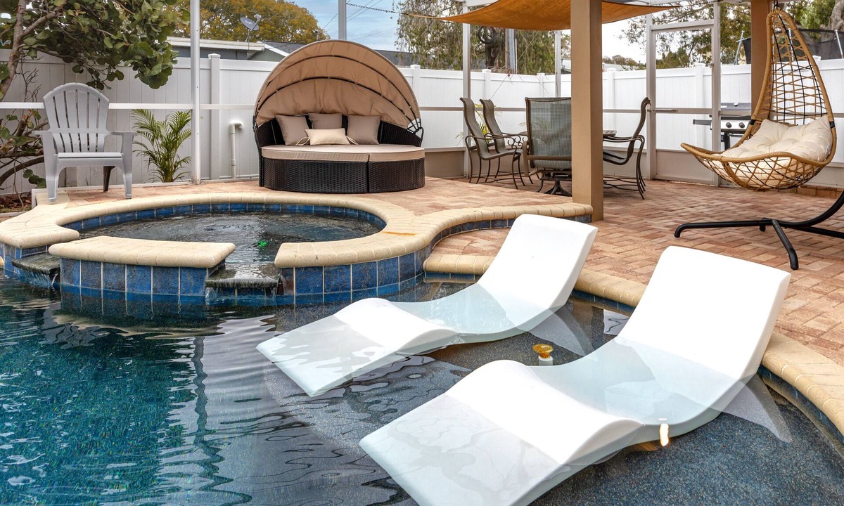 Anona House | Poolside Paradise close to Clearwater 5br 2bath sleeps 12 with heated pool
