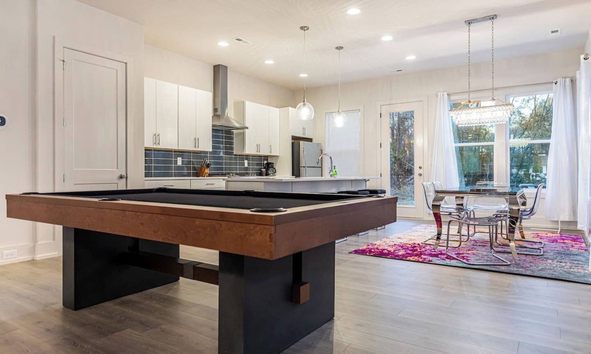 Sugar Creek House | *PoolTable * 15 Mins to Uptown & DT * King Bed!
