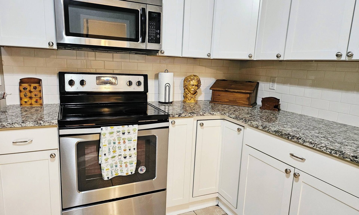 Athens Apartment | Poplar Envy! Charming 2-bedroom apartment in lovely Athens!
