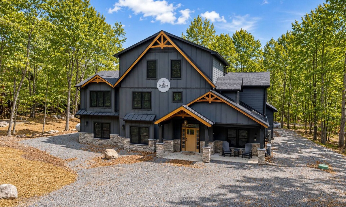 Lake Harmony Estates House | Poseidon 9BR Indoor Pool, Mini Golf, Elevator, Sleeps 30