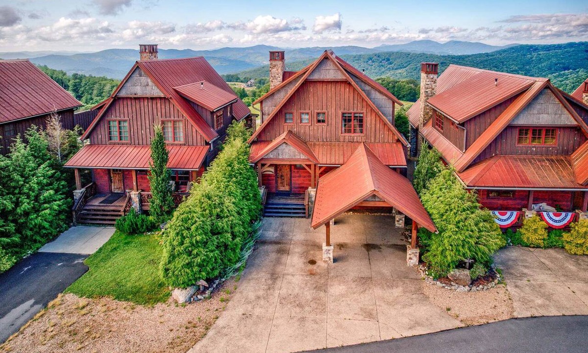 Elk Park House | Positive Altitude at Eagles Nest - Amazing VIEWS! Close to Winery and North Pavilion!