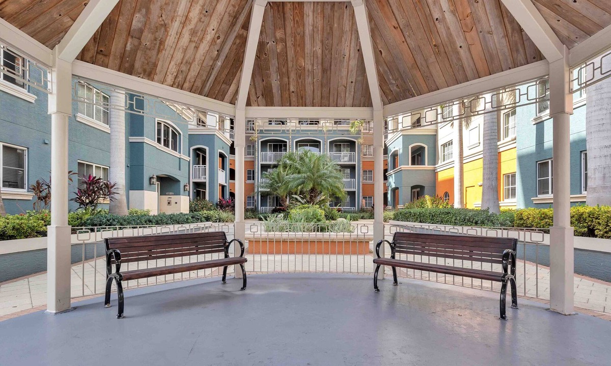 South Miami Apartment | Premium Two Bedroom | Charming