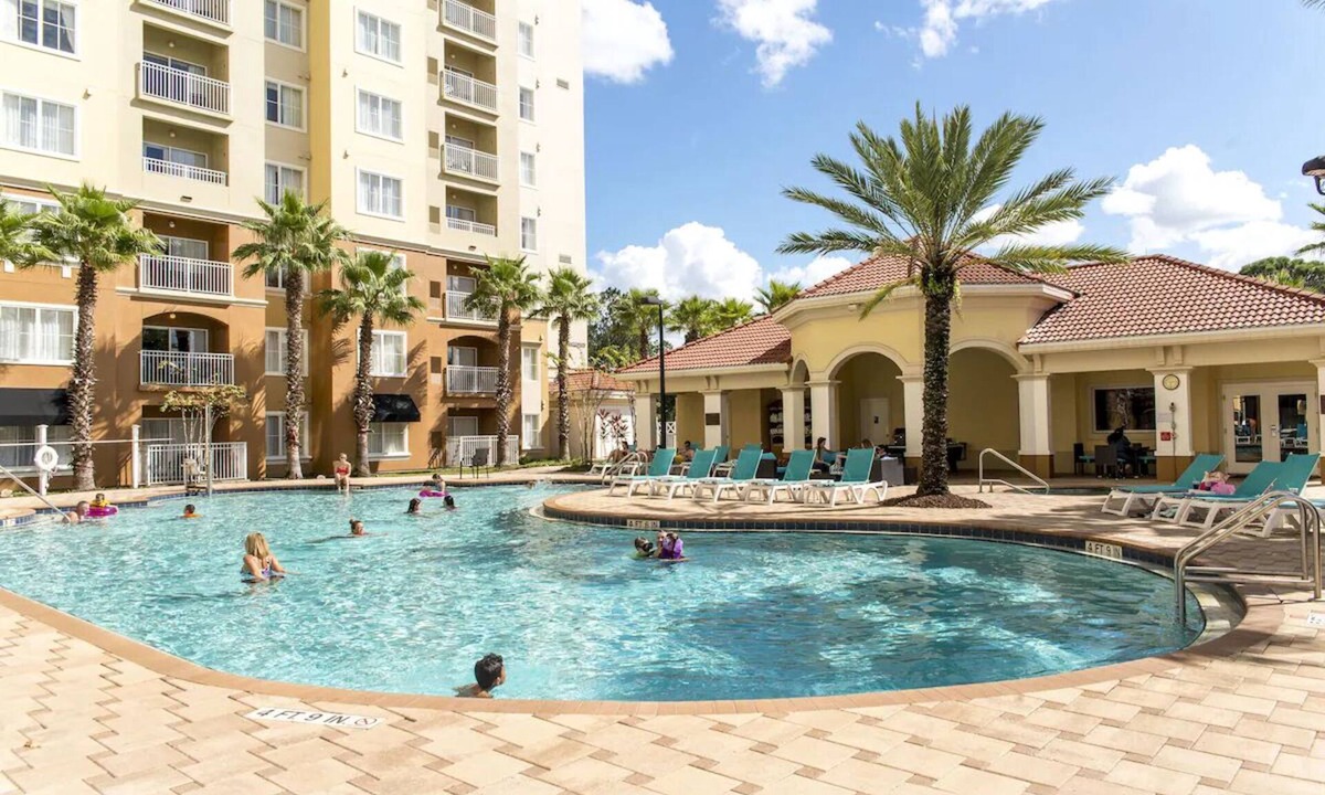 Florida Center Resort | Premium Universal Studios King Bed Resort Studio Free Parking Kitchenette Pool
