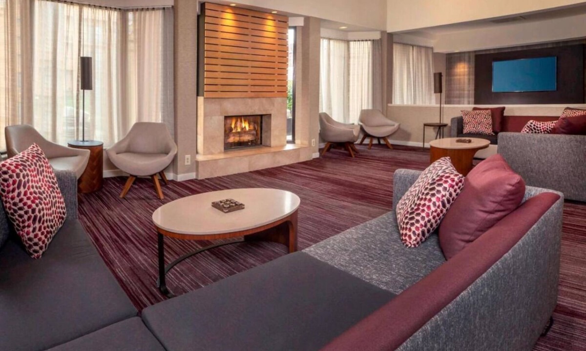 Newark Hotel | Prime Location! Pet-Friendly Property, Free Parking, Onsite Indoor Pool