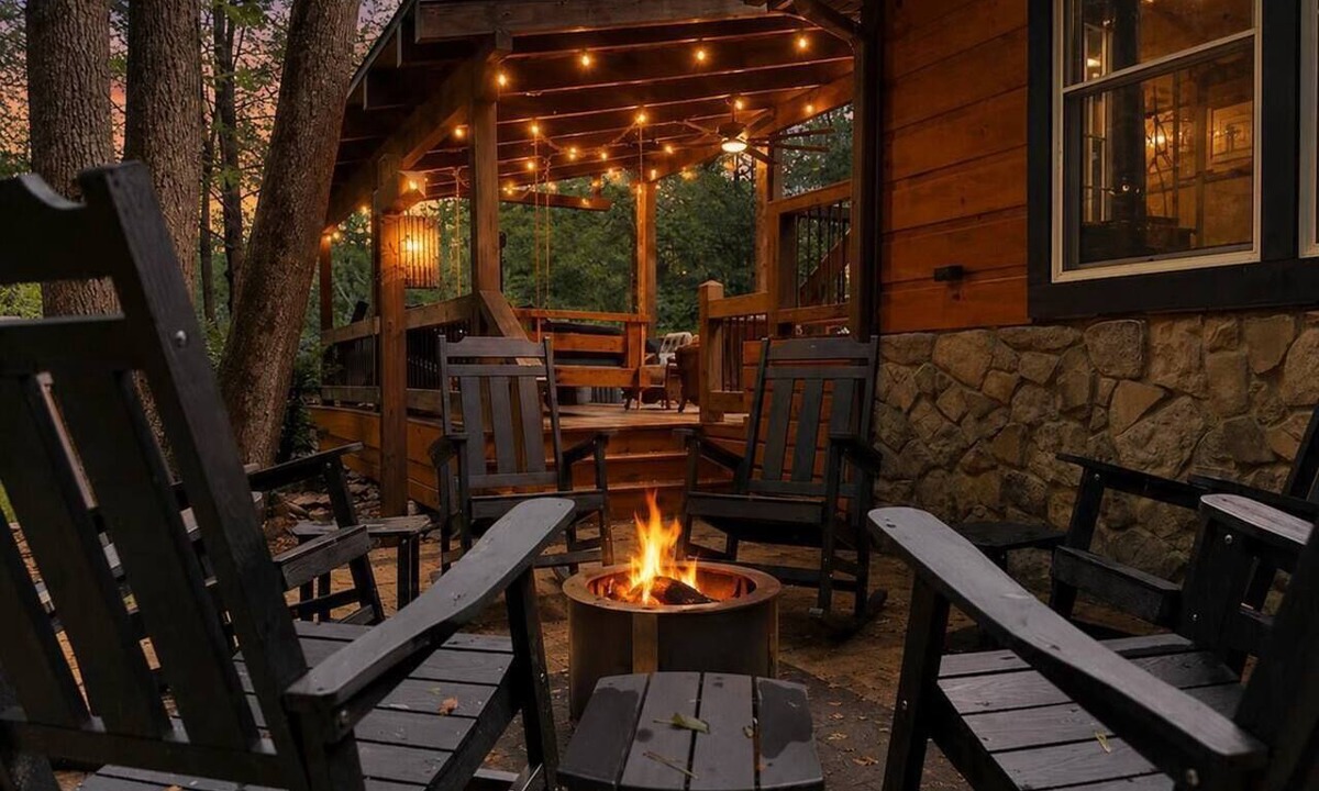 Suches Cabin | Private 2BR fishing cabin on Cooper Creek w/hot tub. Dog-friendly!