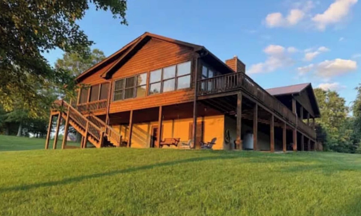 Byrdstown House | Private 5-Acre Retreat, Panoramic Dale Hollow Lake View, Sleeps 10