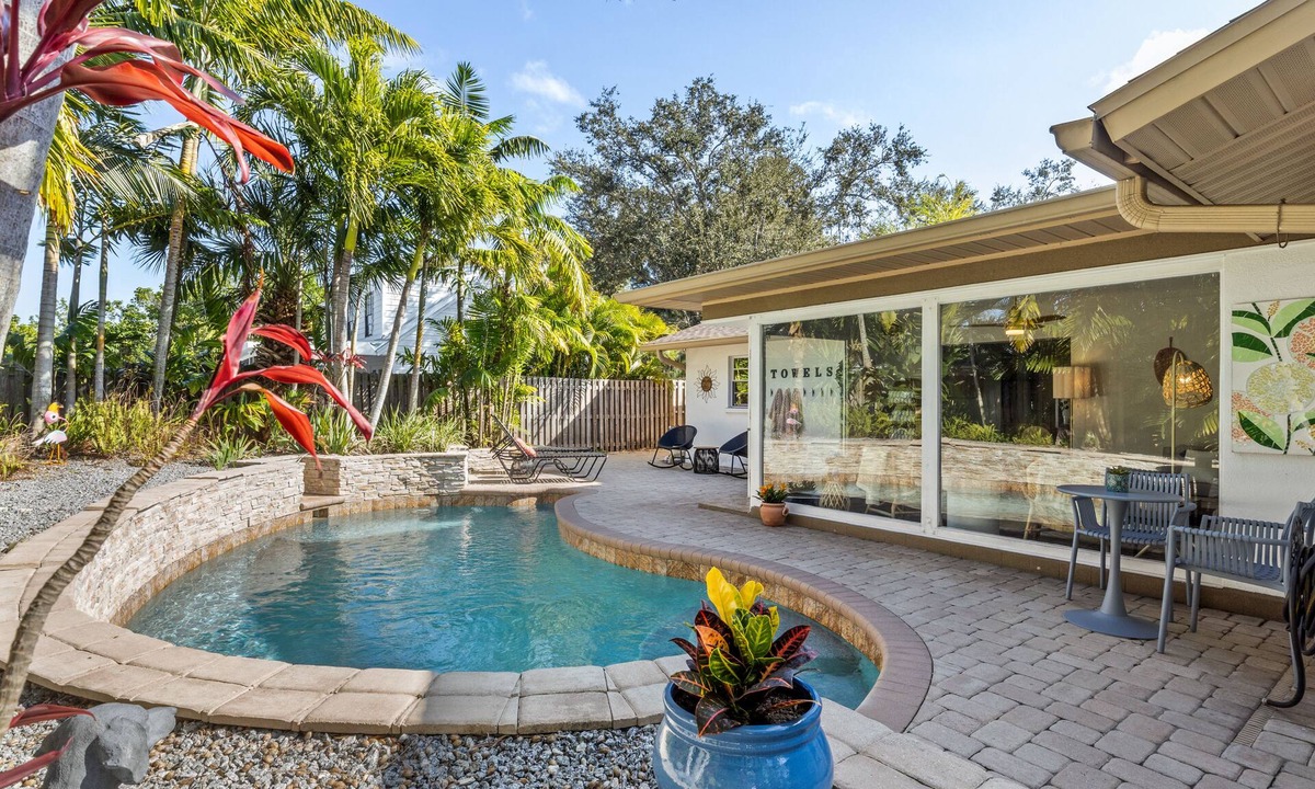 West Bradenton House | Private Backyard w/Heated Pool Near Anna Maria Island & Siesta Key Beaches!