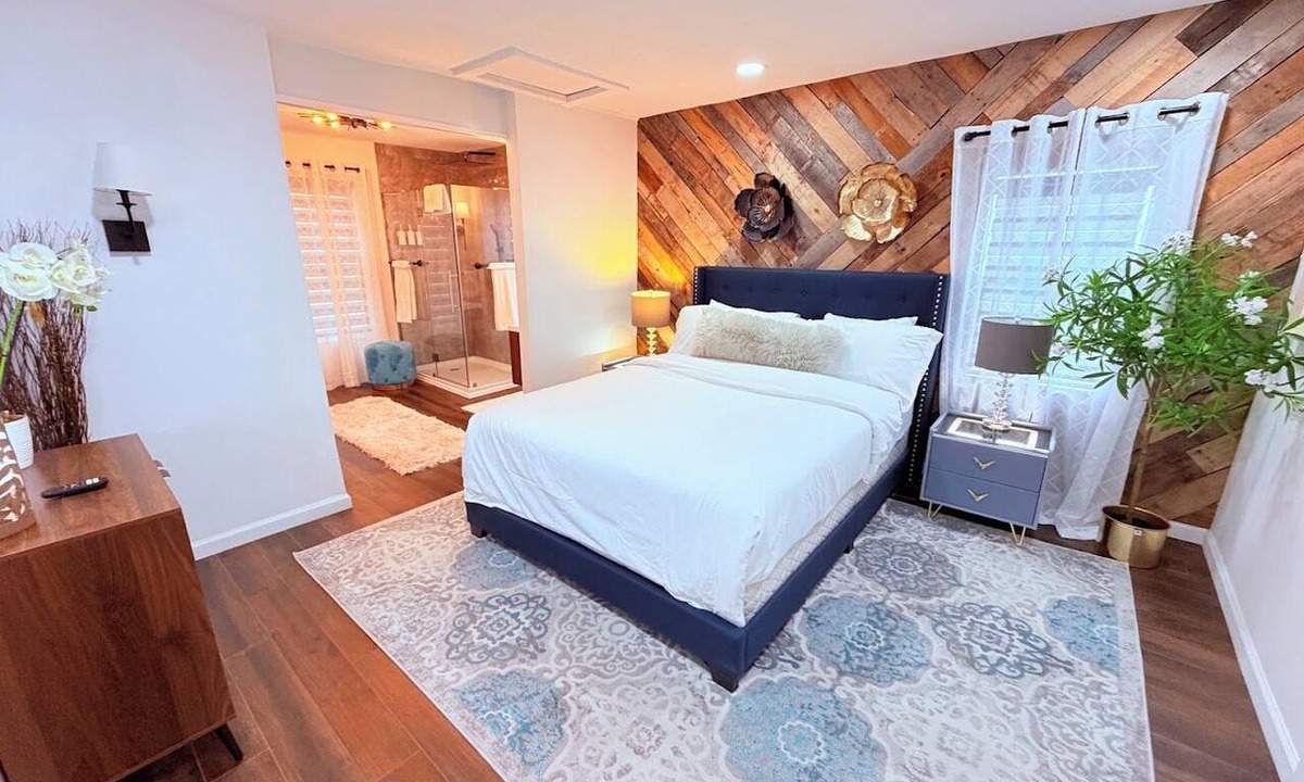 DeLand Condo | Private Balcony Suite with Fountain Views and Rain Shower