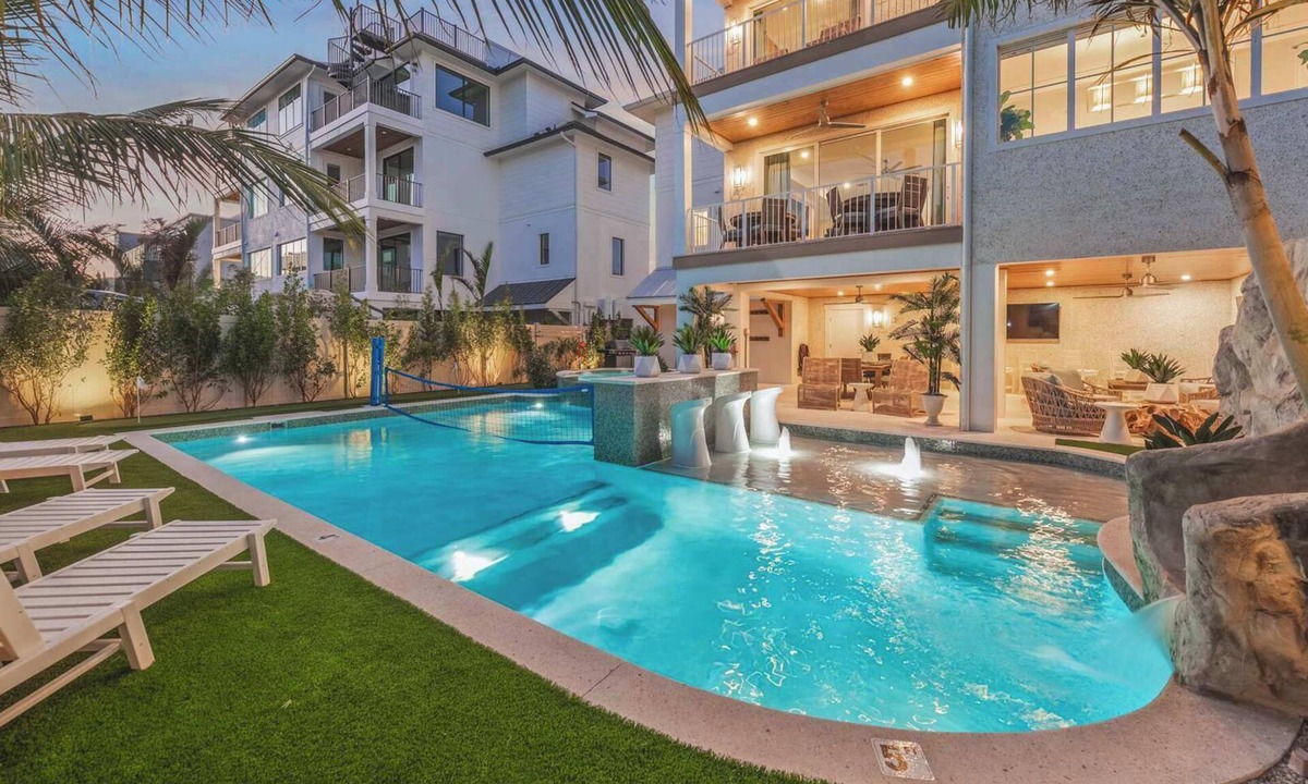 Siesta Key House | Private Beach Access/Pool Volleyball/Rock Climbing