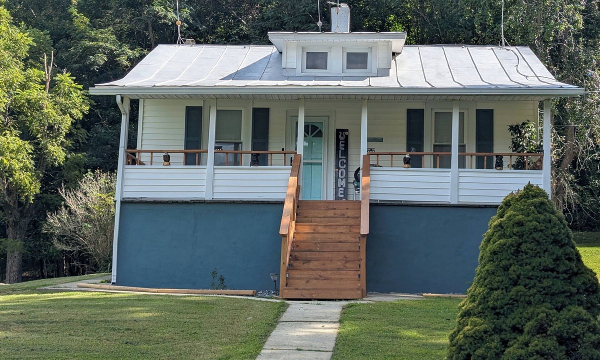 Eagle Rock House | Private,convenient to Roanoke, Clifton forge,mtn. views,rivers nearby,60 acres