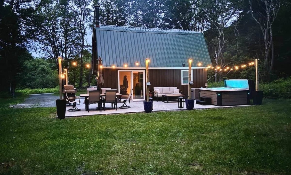 Thompson House | Private Cottage with Hot Tub Near Elk Mountain