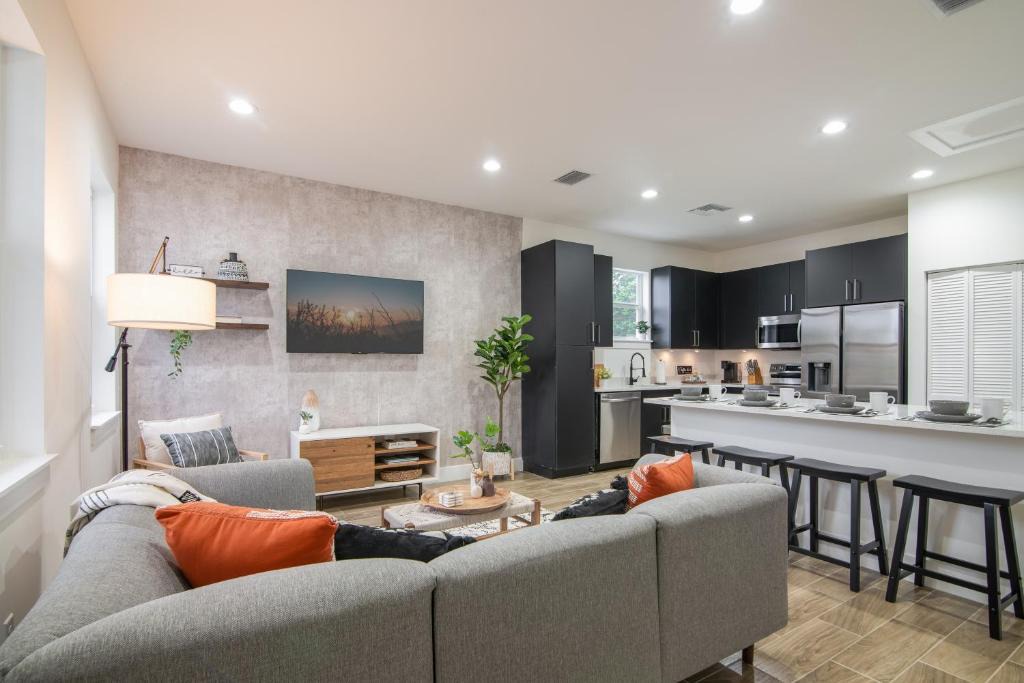 Lake Worth House | Private Cottage - KING Beds, Brand New, Near Beach, Golfing, Shopping & Restaurants
