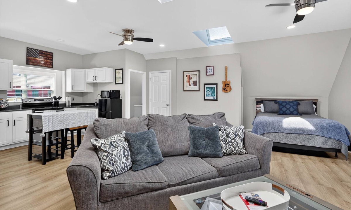 Greenbrier Apartment | Private Country Studio w/Deck & Skylights