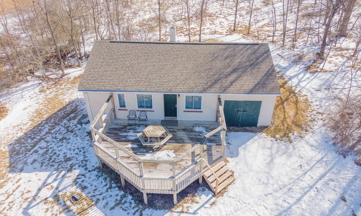 Floyd House | Private Floyd getaway with deck views, full kitchen, washer and dryer, and cozy sleeping spaces.