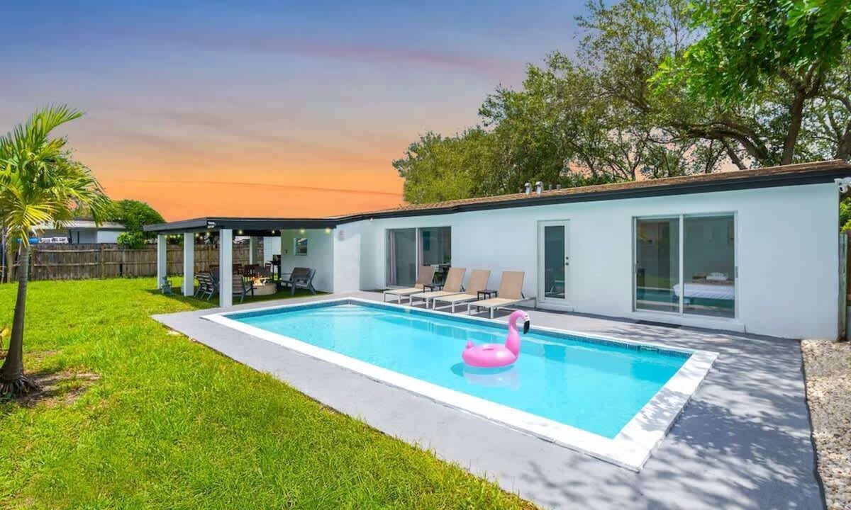 Driftwood House | Private Heated Pool Home Arcade Games & Firepit