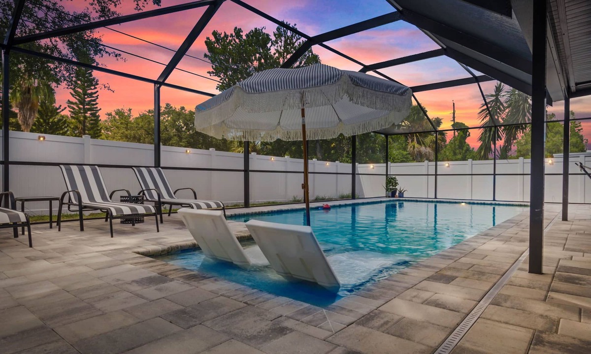 Clearwater House | Private Heated Salt Water Pool Oasis 10 Mins to Clearwater Beach