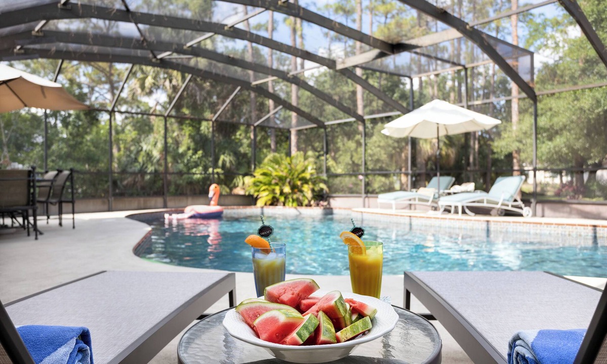 June Park House | Private Hideaway, Pool, Super Cool Tiki Bar and close to USSSA!
