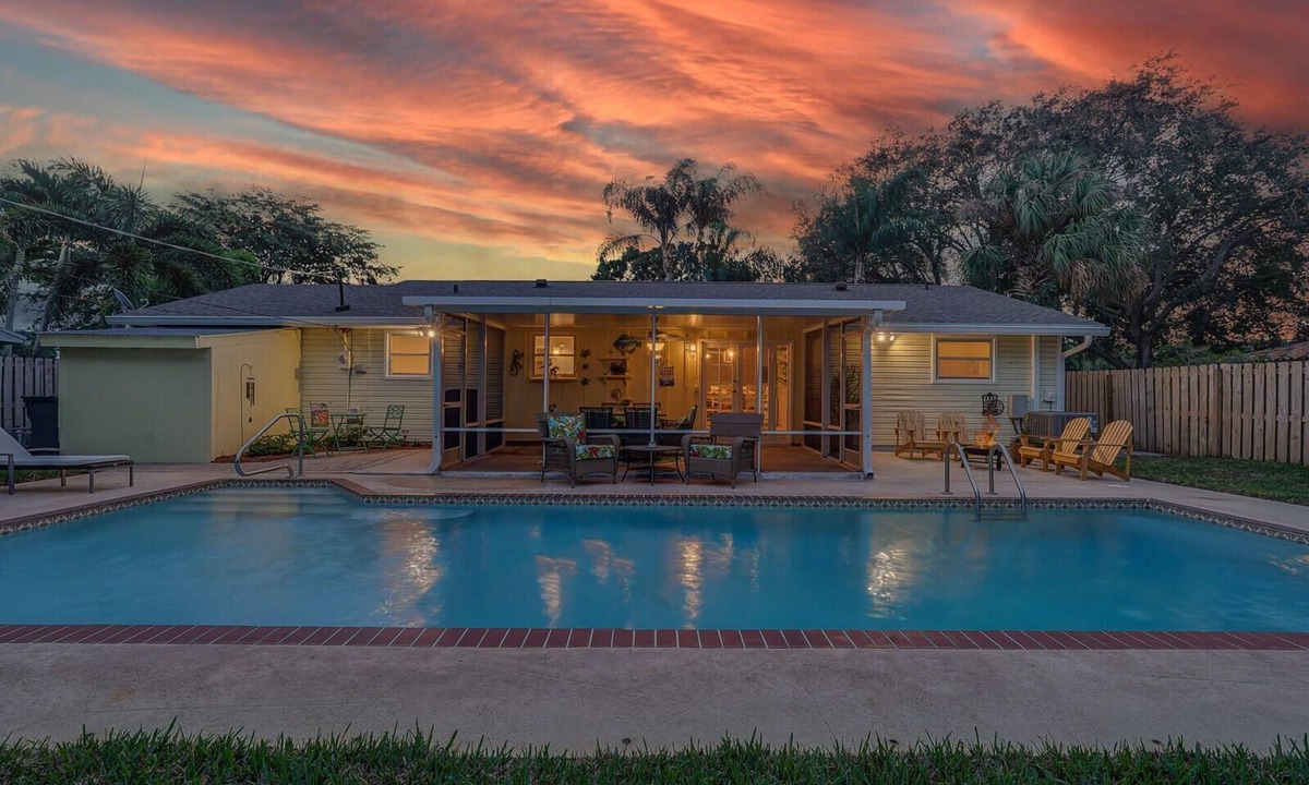 Florida North Atlantic Coast House | Private Home with Beautiful Backyard & Pool Close to Beach in Palm Beach Gardens