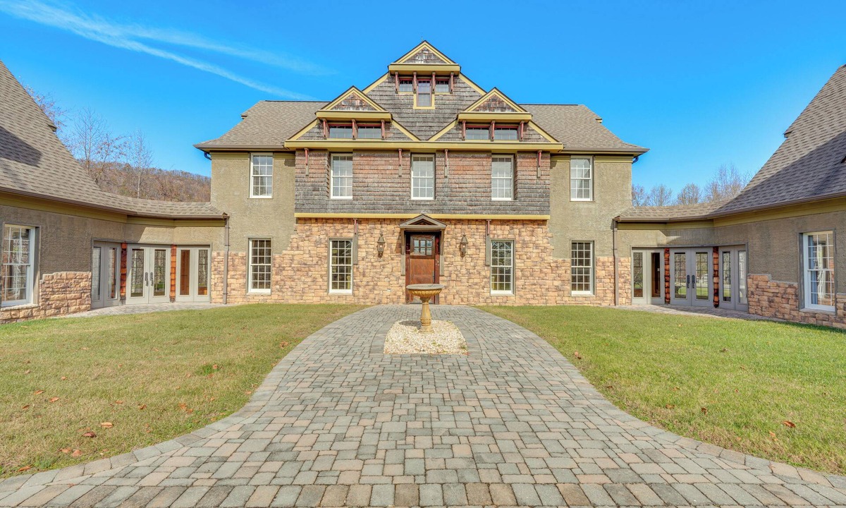 Kingsport House | Private Hot Tub: 'Bays View Lodge' in Kingsport!